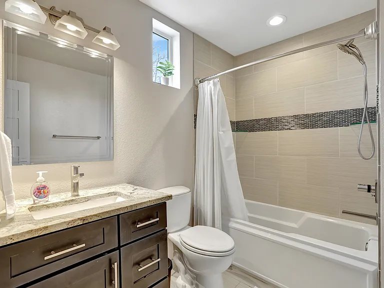 2520 N Lafayette St — Photo 17