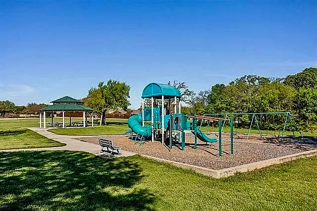 2413 Pinehurst Dr — Photo 7