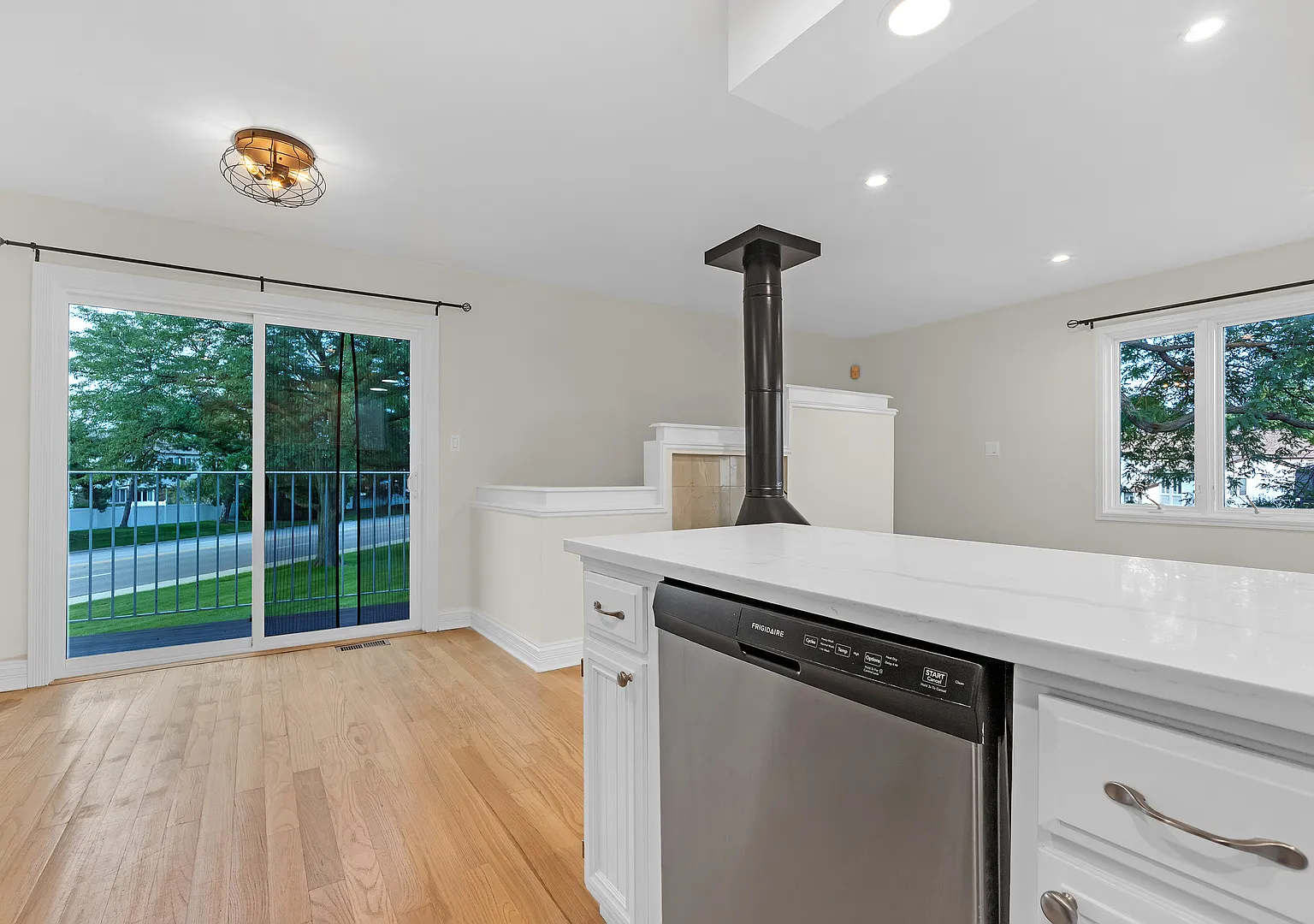 2 bed, 1085 sqft, $2,300 — Photo 4