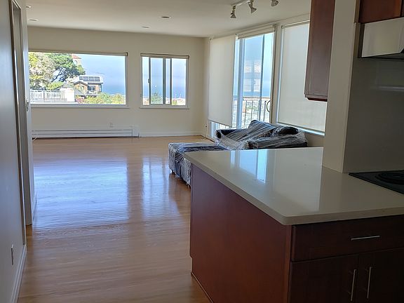 4th image of 1040 Greenwich St