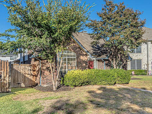 3rd image of 627 English Oak Dr