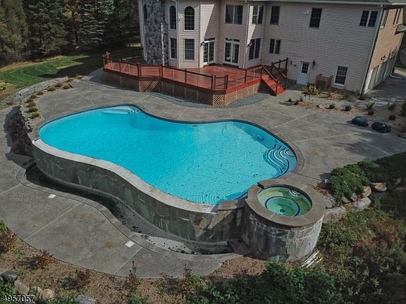4th image of 18 Forest Hill Dr