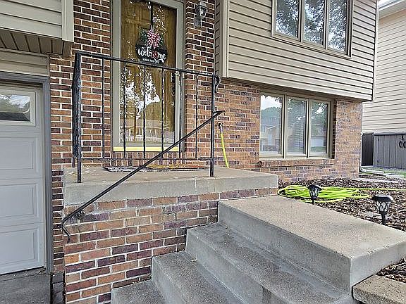 5th image of 621 W Burt Dr