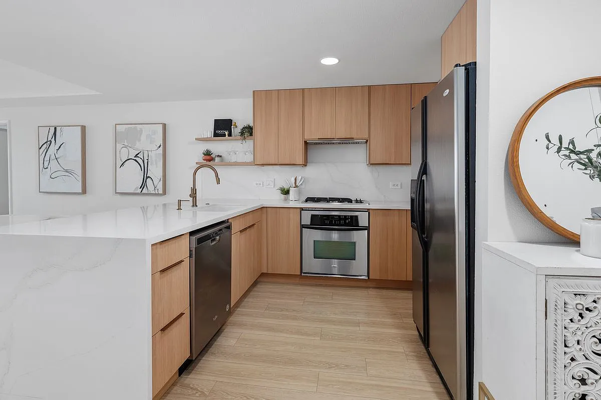 2 bed, 2.0 bath, 1028 sqft, $4,700 — Photo 2