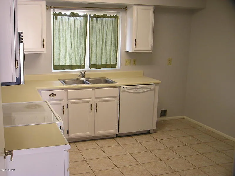 HOA Free, 3 Bed with Desert Landscaping and RV Gate! — Photo 4