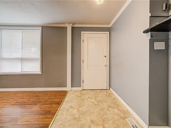 4th image of 698 King St W