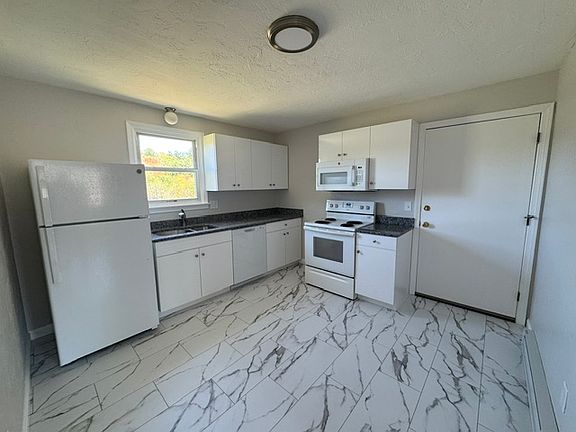 4th image of 128 Charlton St #1