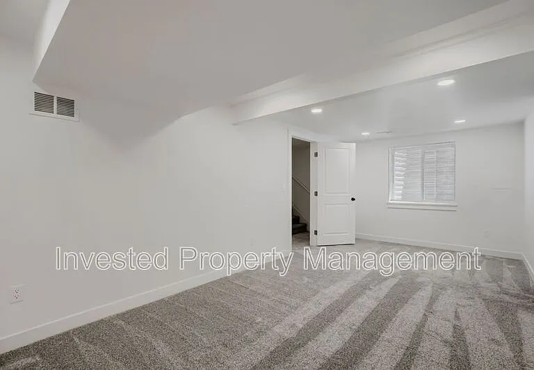 6473 Newcombe Ct — Photo 21