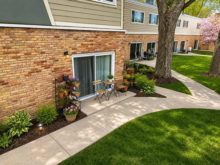 7305 W Franklin Ave — Photo 2