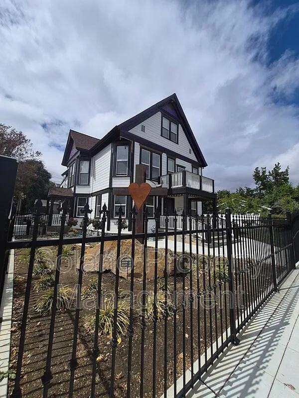 1 bed, 1.0 bath, $2,000 — Photo 2