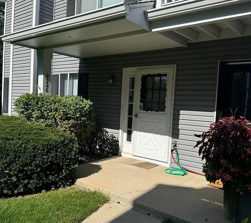 1326 Barclay Ln