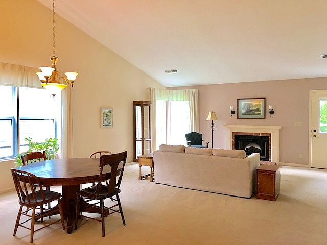 Great Room w/vaulted ceiling