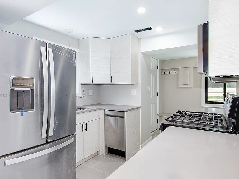 22W549 Emerson Ave — Photo 4