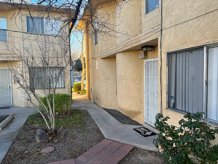 2 Bedroom Town Apartment with Washer / Dryer in Unit & Private Yard — Photo 16