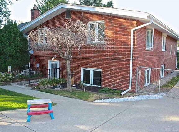 4th image of 22706 Colony St