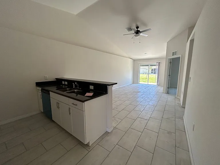 Coming Soon Newer 3/2 Duplex -1 car garage — Photo 7