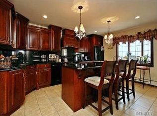 112 Cypress Dr, Woodbury, NY 11797