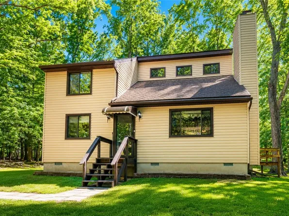 222 Powderhorn Rd, Henryville, PA 18332