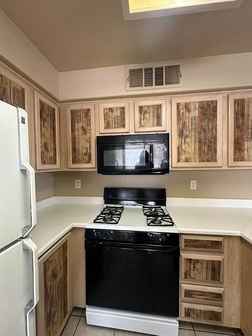 Must See 2 Bedroom Condo! Newly Renovated! — Photo 4