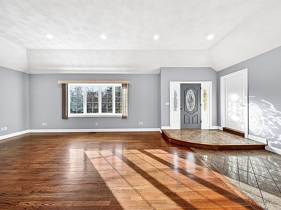 5th image of 32 Madison Ct