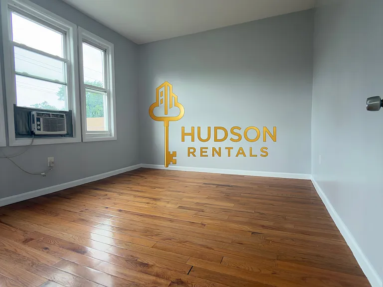 550 Garfield Ave #3F — Photo 3
