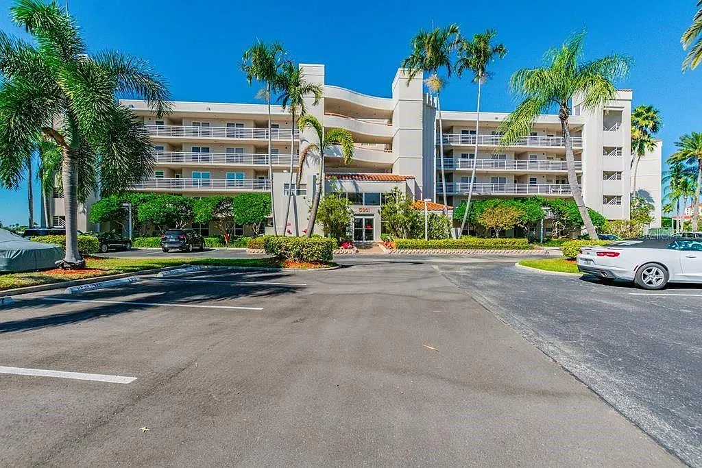 2 bed, 2.0 bath, 1080 sqft, $7,860 — Photo 2