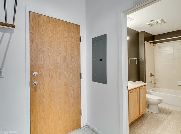 3rd image of 1000 E 53rd St Unit 605