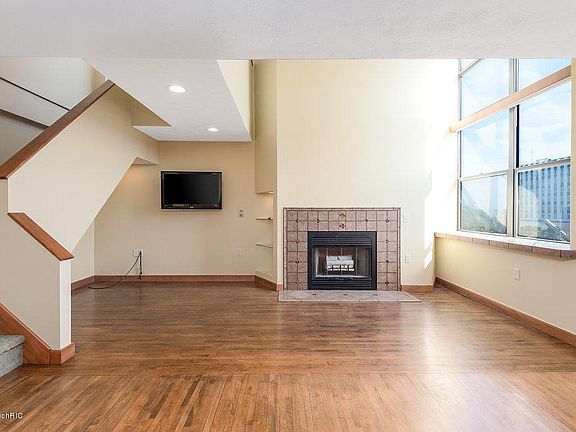 5th image of 297 W Clay Ave APT 403