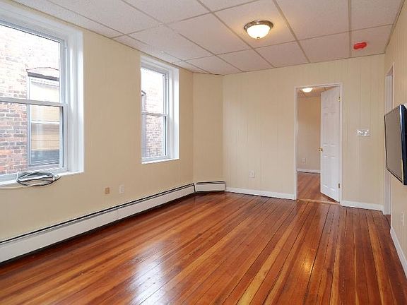 4th image of 121 E Cottage St #4