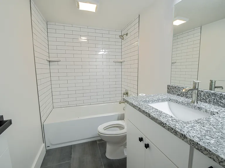 1821 E Bosham Ln #B — Photo 2