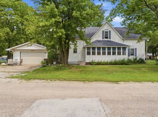 201 4th St, New Boston, IL 61272