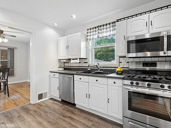 3rd image of 1437 Elgin Ave
