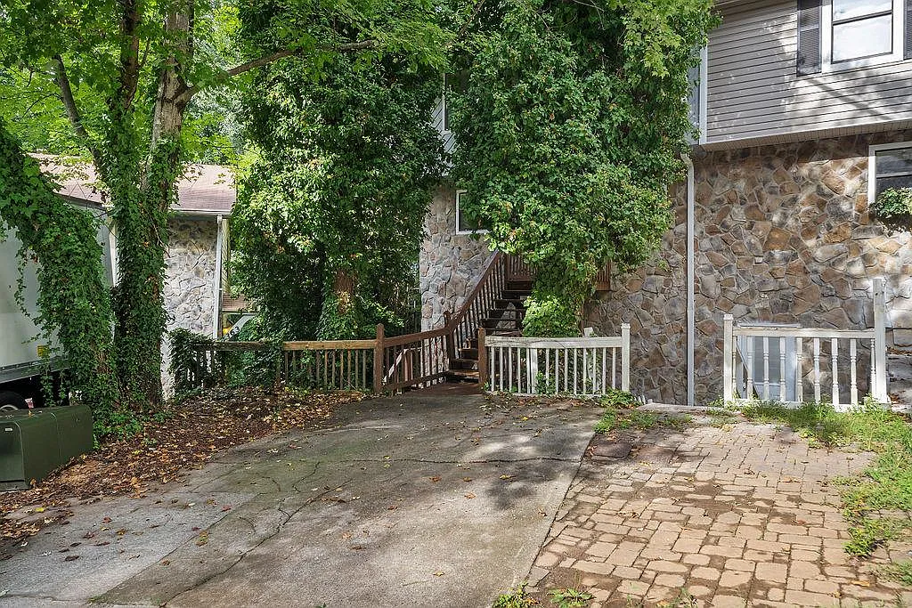 3 bed, 2.5 bath, 1232 sqft, $2,300 — Photo 2