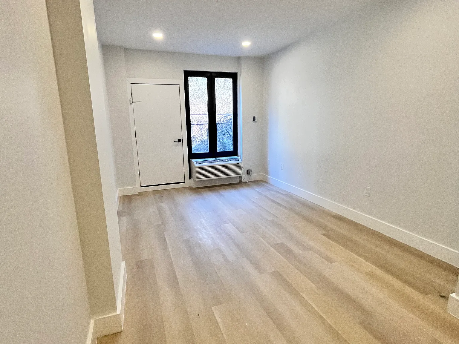 3 bed, 1000 sqft, $2,650 — Photo 3