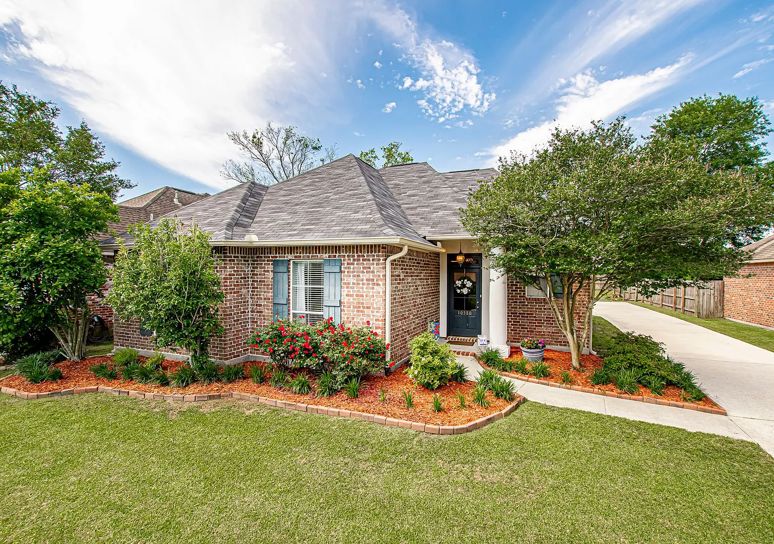 Inviting 3 Bedroom Home Minutes from Bluebonnet — Photo 1