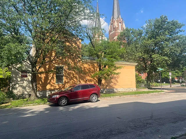 1335 E Washington St — Photo 16