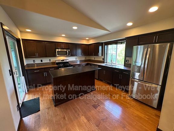 5th image of 418 Jeff St