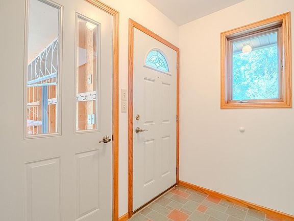 3rd image of 302 N Hickory St
