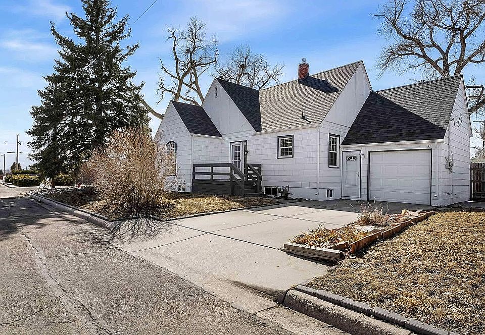 Side entry with deck.