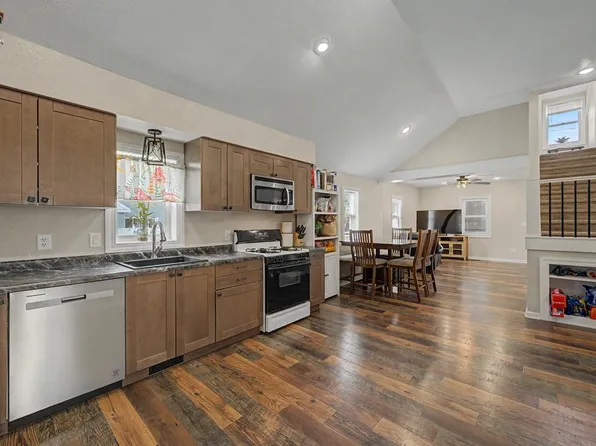 511 Marshall St, Dexter, IA 50070