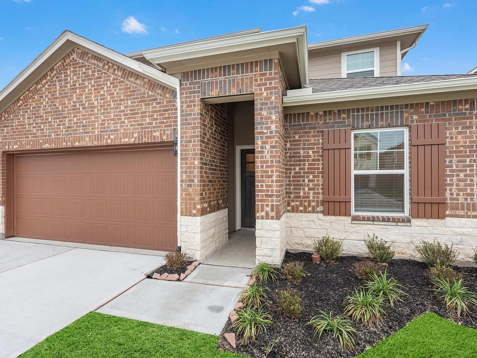 4 bed, 2.5 bath, 2350 sqft, $2,300 — Photo 3