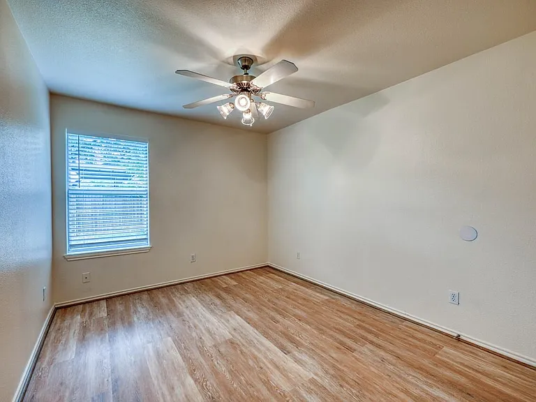 1511 N Claremont Cir — Photo 14