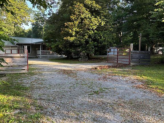 3rd image of 975 Lawson Rd