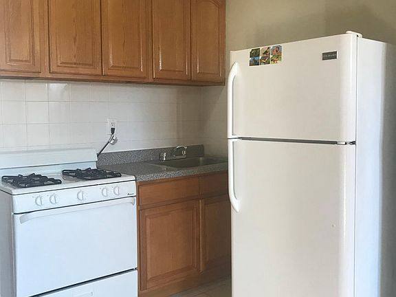 5th image of 402 Riverdale Ave APT 3A