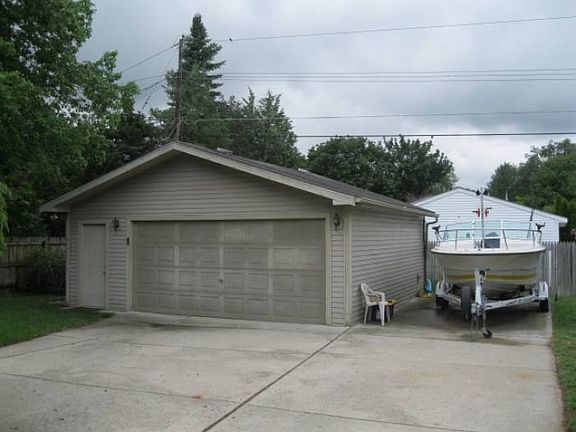 HEATED OVERSIZED GARAGE