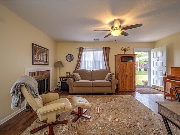 3rd image of 5928 Oakbrook Ln