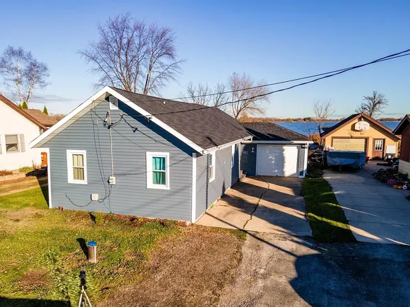 5660 Reighmoor Rd, Omro, WI 54963