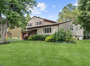 16 Appletree Ln, East Brunswick, NJ 08816