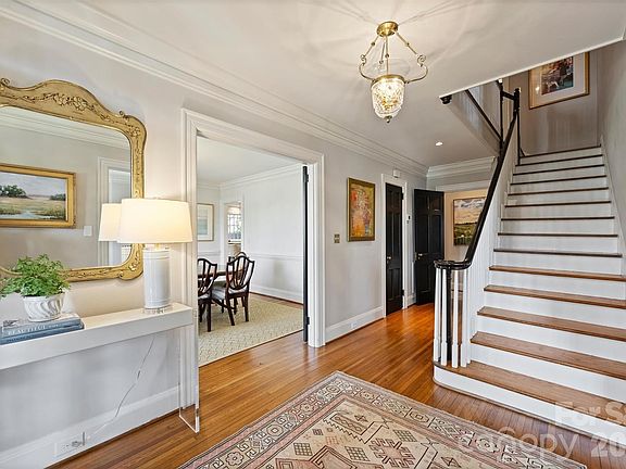 4th image of 1555 Queens Rd