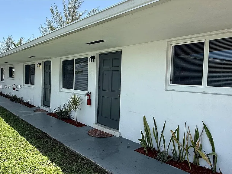 842 SW 2nd St #A — Photo 3